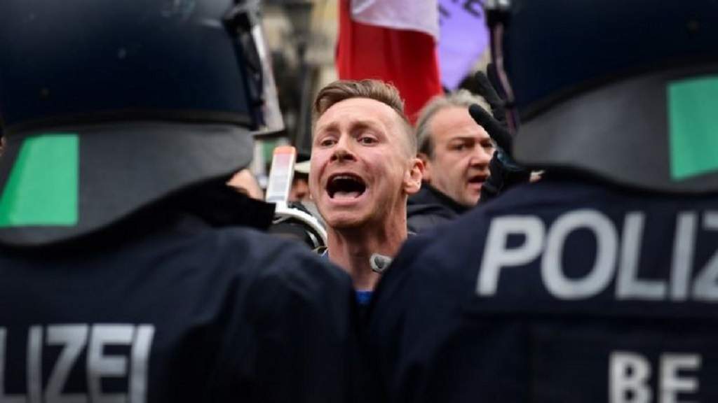 Protesti Berlin EPA - Policija vodenim topovima prekinula protest hiljada građana Njemačke